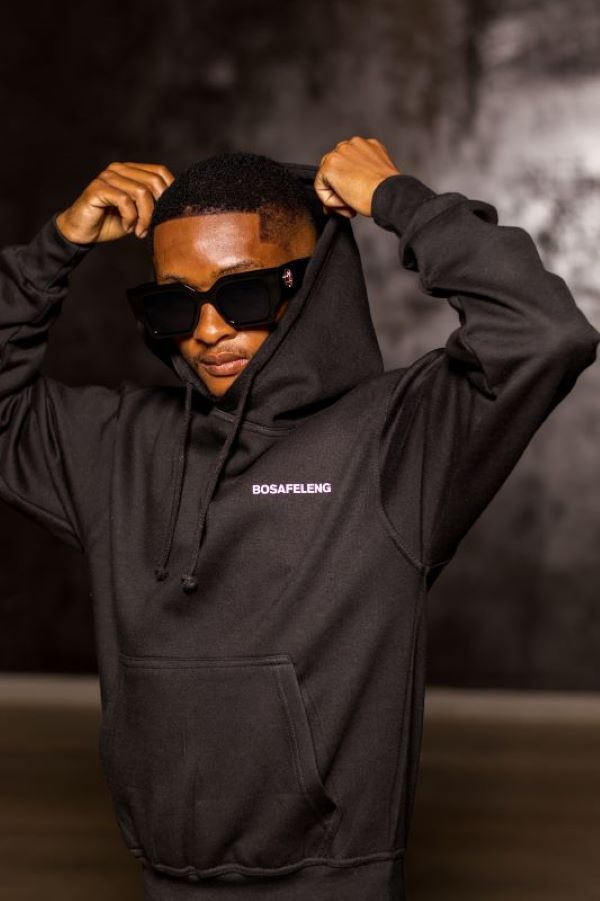 BOSAFELENG Hoodie in black, front view